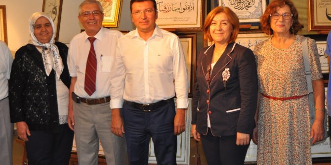 Emekli öğretmenin hattat sergisi