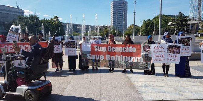 Müslümanlar BM önünde protesto yapıyor