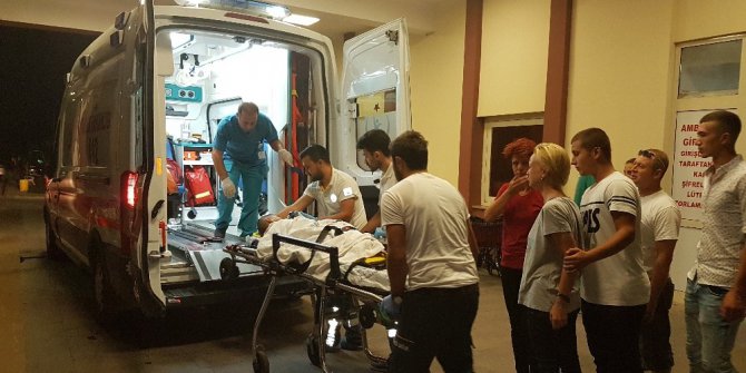 Otomobil motosiklete çarpıp kaçtı: 2’si ağır 3 yaralı