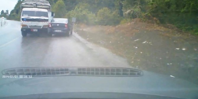 Kamyonun otomobillere çarpma anı güvenlik kamerasında