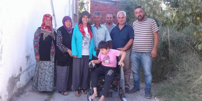 Gördes’te 3 engelli akülü sandalyesine kavuştu