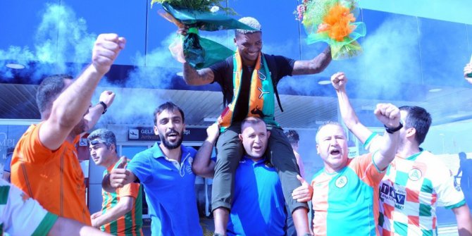 Fernandes’e havalimanında coşkulu karşılama