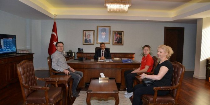 Vali Kaymak, Ecrin Köse’yi kutladı