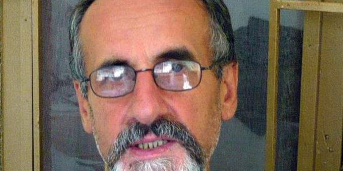 Çarpışan otomobillerden biri yayayı ezdi