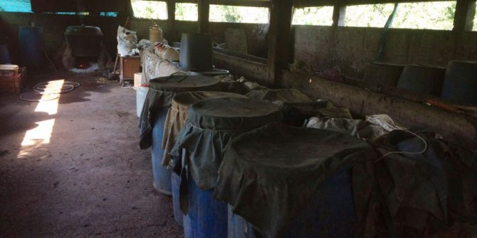 Ahırda bin 800 litre kaçak içki ele geçirildi