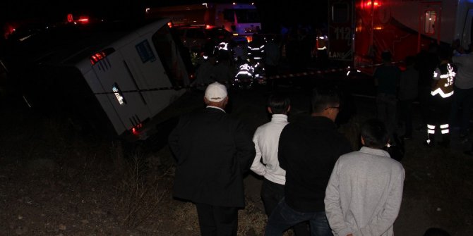 Sivas’ta yolcu otobüsü ile otomobil çarpıştı: 1 ölü, 16 yaralı