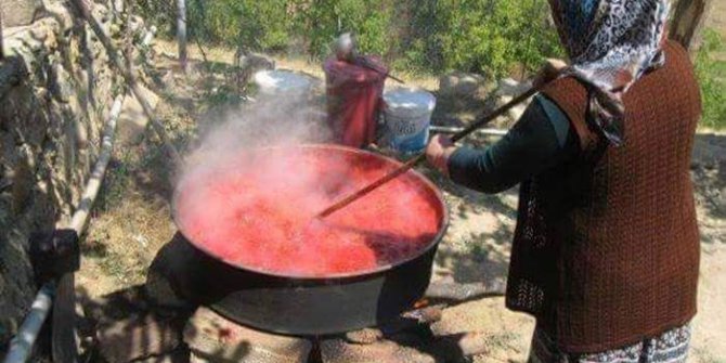 Kışlık salçalarını imece usulü yapıyorlar