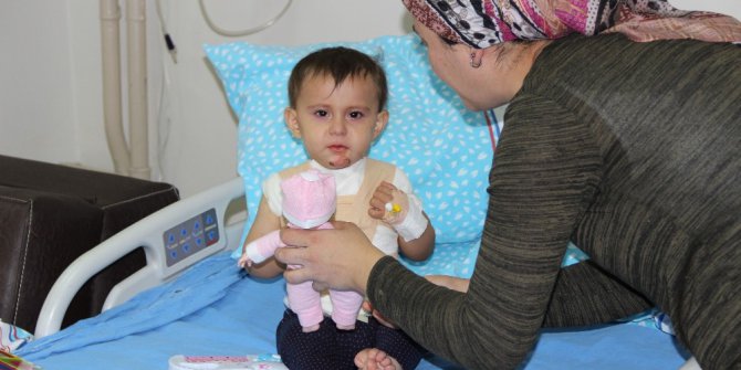 Üzerine kahve dökülen çocuk yandı