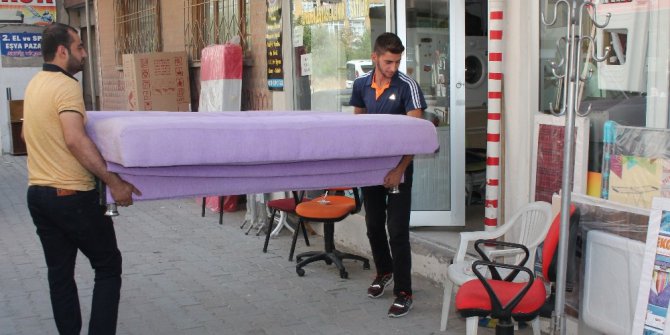 İkinci el eşyacı ve spotçular, öğrencileri bekliyor