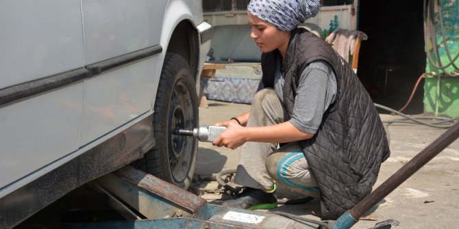 16 yaşındaki kız hem okuyor hem de babasının yanında lastik tamirciliği yapıyor