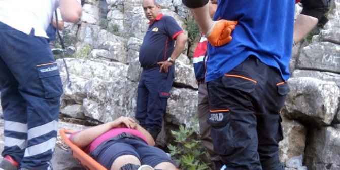 Kayalıklarda mahsur kalan şahıs 4 saatlik operasyonla kurtarıldı