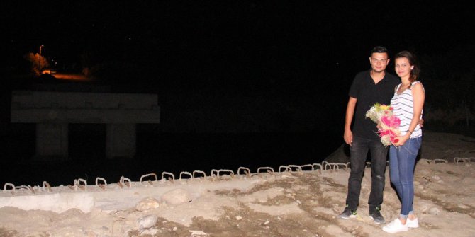 Evlilik teklifini köprü inşaatında yaptı