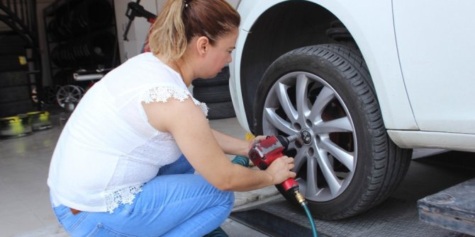 Elinin kınası ile erkekleri şaşırtıyor