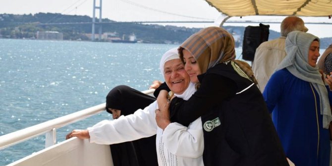 Kartepeli yaşlılar boğaz turunun keyfini çıkardı