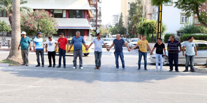 ’Kaza yolu’ kapatılsın diye etten duvar ördüler