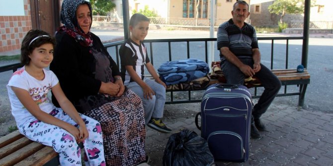 Ev sahibi tarafından sokağa atılan aile Büyükşehir Belediyesi tarafından huzurevine yerleştirildi