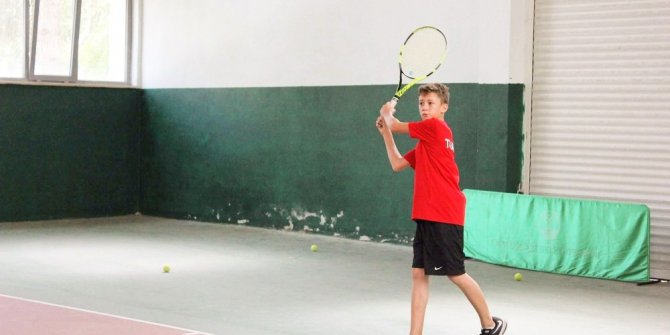 İşitme engelli tenisçinin hedefi büyük