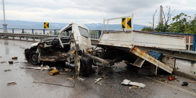İkiye ayrılan kamyonetten yaralı çıktılar