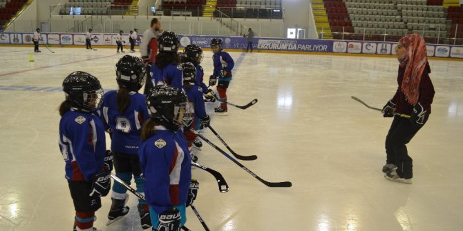 "ASP Minikler Buz Hokeyi Şampiyonası" buz hokey kampı başladı