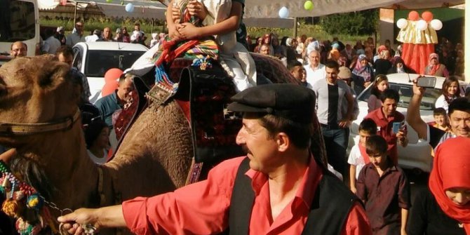 Sünnet çocuğunu deveyle gezdirdiler