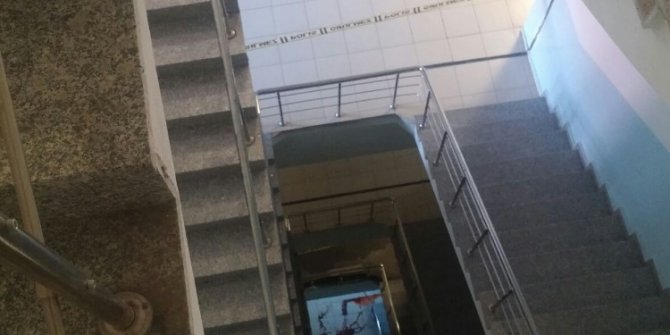 Merdiven boşluğuna düşen bir kişi hayatını kaybetti