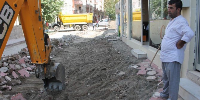 Siirt’te asfalt ve kaldırım çalışmaları sürüyor