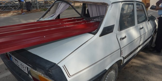 Kamyonetteki çinkolar otomobilin arka camından içeri girdi