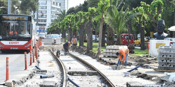 Konak Tramvayında sıra Halkapınar geçişinde