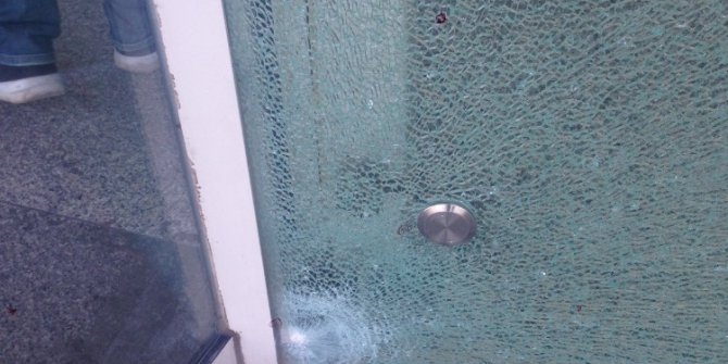 Adliye kapısı önünde silahlı kavga