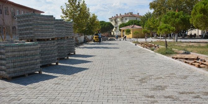 Şehzadeler’de Yol Çalışmaları Hız Kazandı