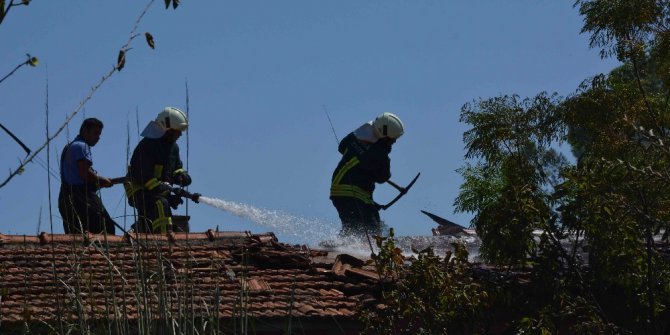 Elektrik tellerinden çıkan yangın okul binasına sıçradı