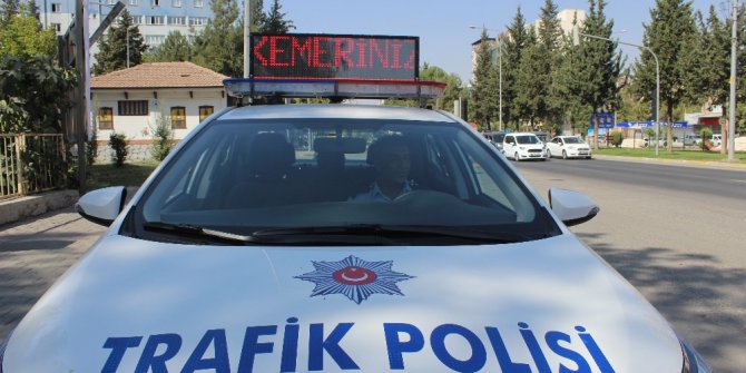 Sürücüler polis otosundaki kayan yazı ile uyarılıyor