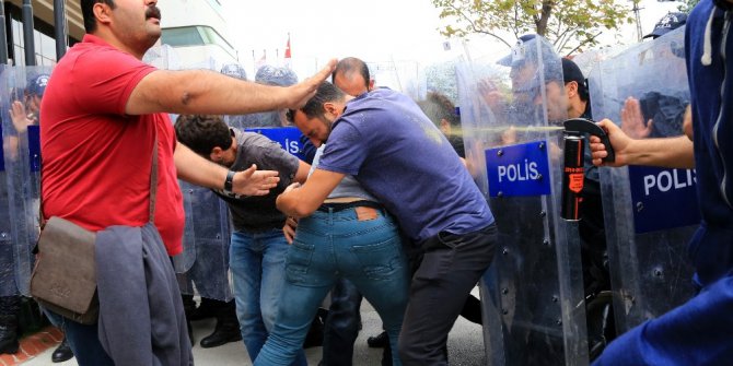 ABD Büyükelçiliği’ne siyah çelenk bırakmak isteyen gruba müdahale