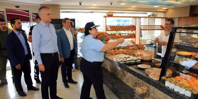 Çekmeköy’de zabıta ekipleri bu kez ellerinde çiçeklerle iş yerlerine girdi