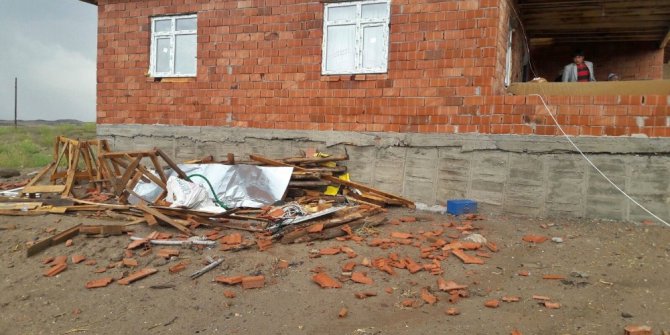 Çorum’da şiddetli rüzgar çatıları uçurdu