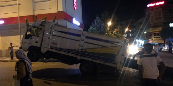 Seyir halindeki kamyonetin ön tekerlekleri havaya kalktı