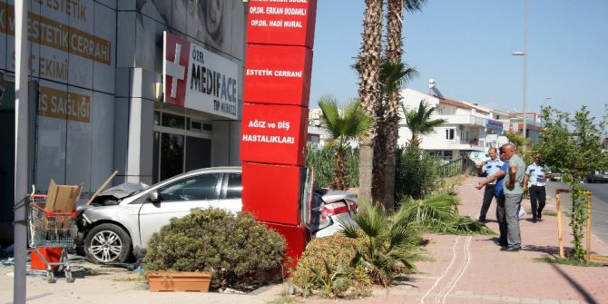 Antalya’da otomobil sağlık merkezine girdi