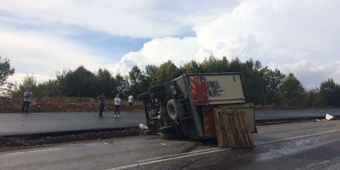 Kayganlaşan Yolda İki Kamyon Devrildi