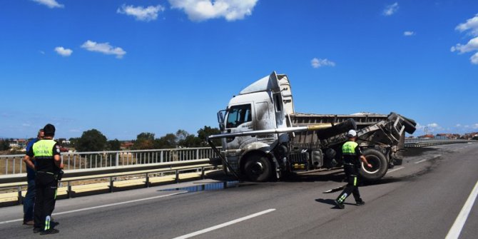Seyir halindeyken damperi açılan tır yola devrildi