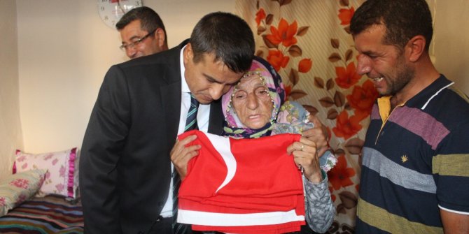Çöpten çıkardığı bayrağı öpen nineye bayrak hediye edildi