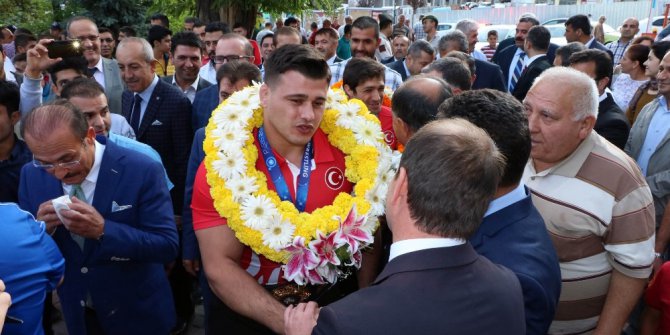 Rıza Kayaalp ve Atakan Yüksel’e coşkulu karşılama