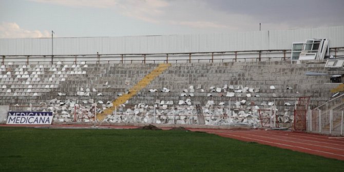 Eski stadyumda yıkım çalışmaları başladı