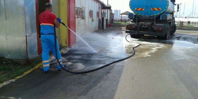 Ümraniye’de bayram sonrası toplu temizlik ve dezenfekte işlemleri yapıldı