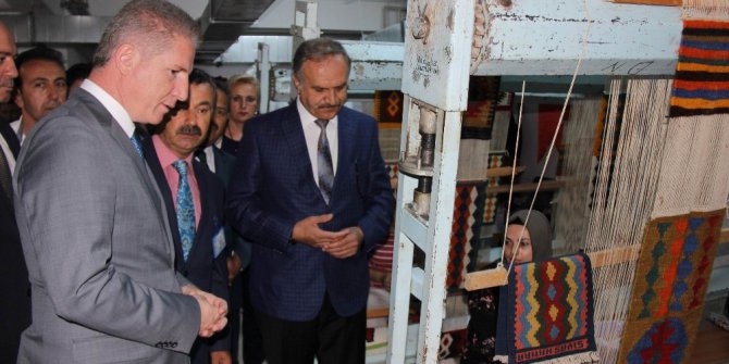 İlkokulda kilim dokumacılığı kursu