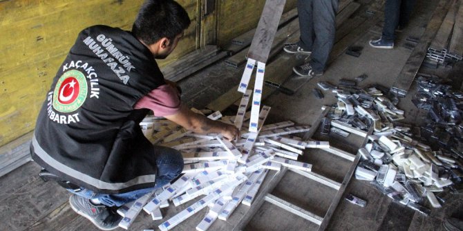 Alüminyum çıtalara bin 860 adet cep telefonu sakladılar