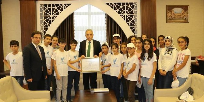 Kampa katılan öğrencilerden Vali Toprak’a ziyaret