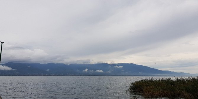Göl üzerinden geçen yağmur bulutları böyle görüntülendi