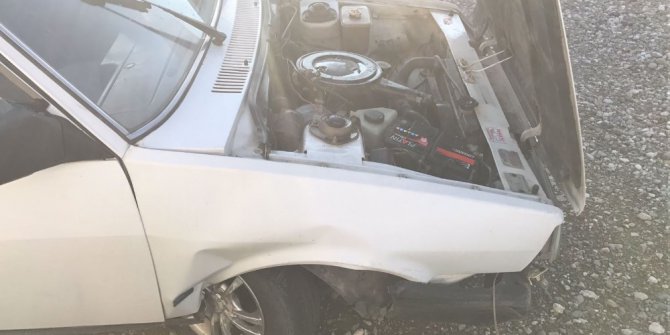 Otomobil beton su kanalına çarptı: 5 yaralı