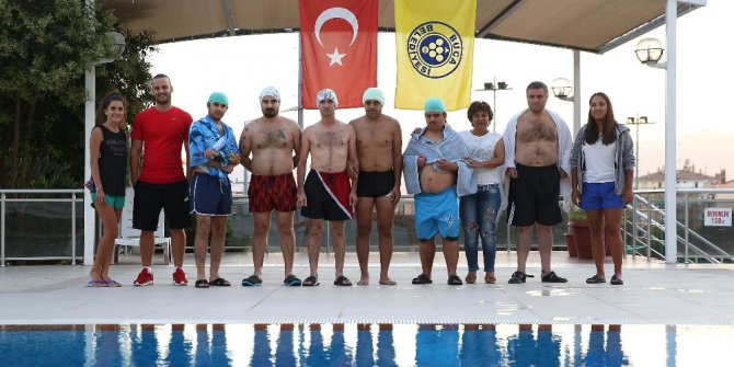 Engelleri kulaç atarak aşıyorlar