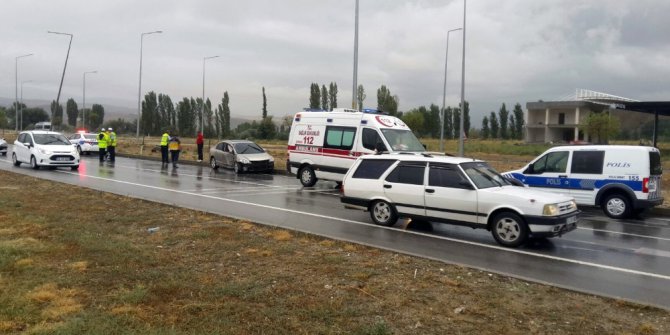 Kontrolden çıkan otomobil aydınlatma direğine çarptı: 4 yaralı